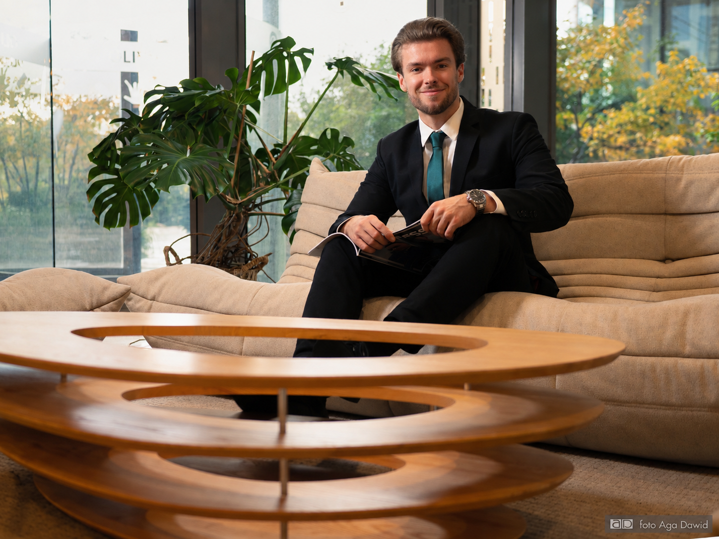 Kacper Fruczek, doradca finansowy, siedzący na kanapie